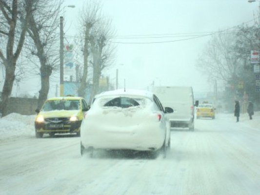 Slalom: şoferul unui autoturism şi-a făcut de cap în trafic, cu plăcuţele acoperite cu zăpadă - ce rişti dacă faci ca el!